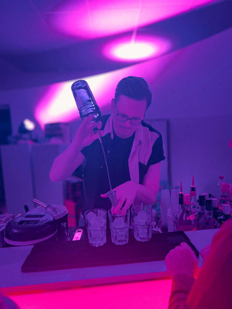 Barkeeper beim Cocktails mixen