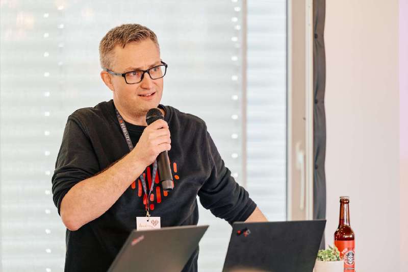 Andreas Meck mit Mikrofon