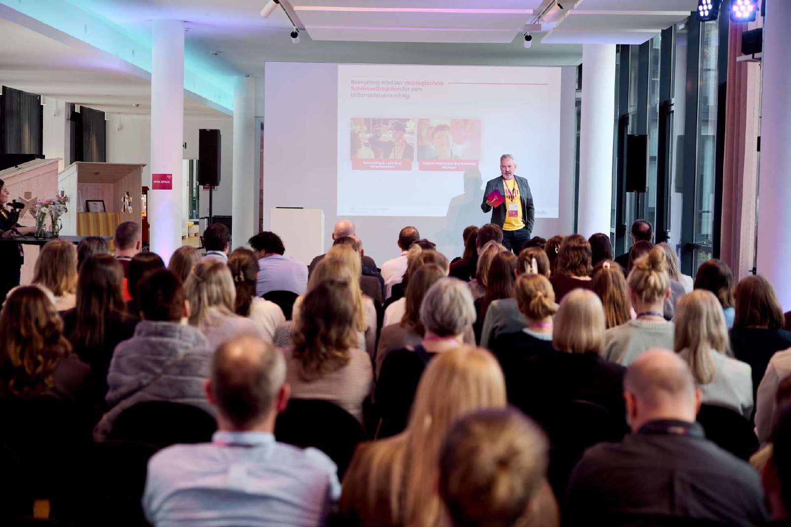 Referent auf der Bühne spricht vor dem Publikum beim Concludis Spring Summit 2026 in Köln