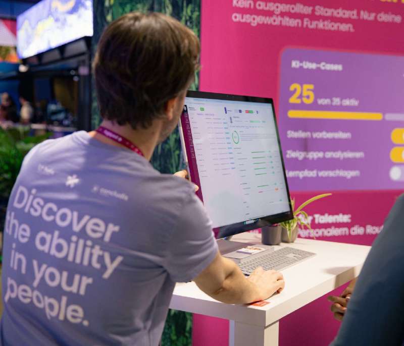 Am Messestand wird die Helix Oberfläche auf einem Bildschirm gezeigt