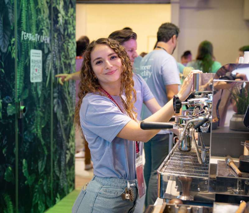 Kaffeezubereitung an der Siebträgermaschine im Perbility Café am Stand
