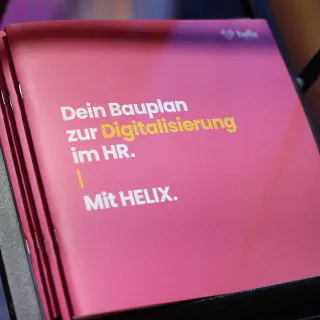 Gestapelte Helix Broschüren in einem Messe-Ständer